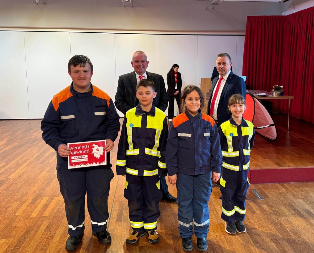 Spendenübergabe an Kinder- und Jugendfeuerwehr